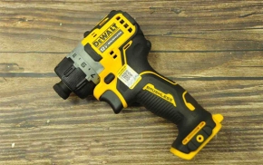 may-ban-vit-dewalt