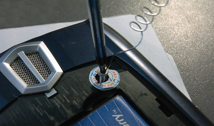 Dùng lò xo để tháo ốc vít bị gãy