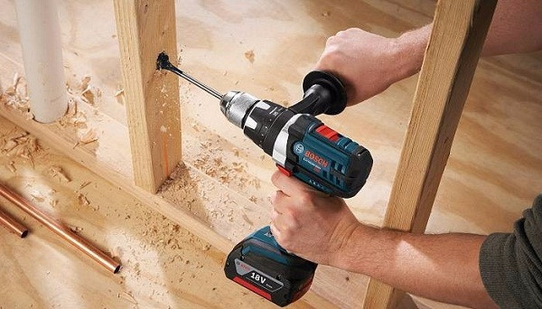 Máy khoan pin là thiết bị khoan chạy bằng pin sạc