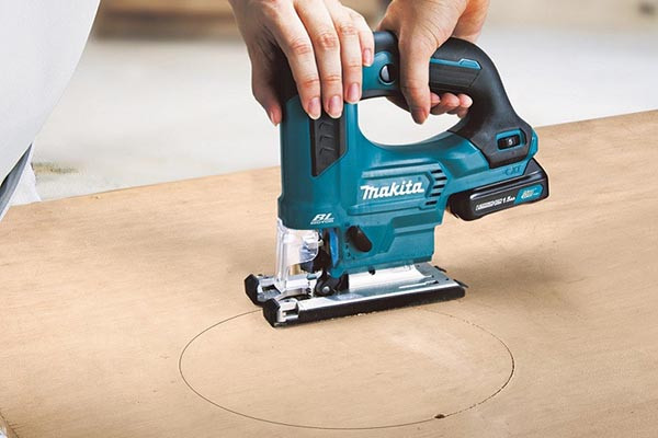 Cách dùng cưa lọng cắt đường cong