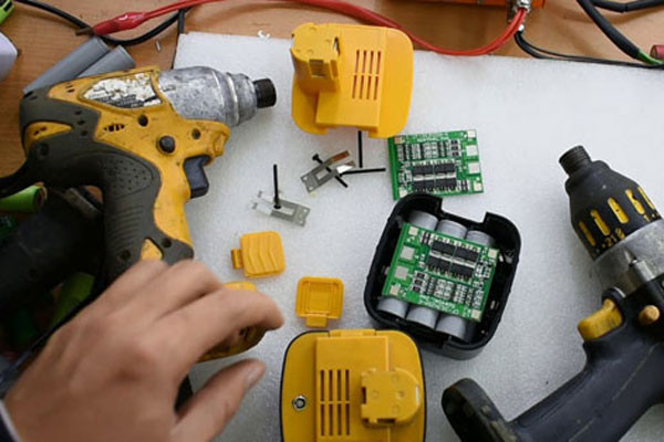 Khi chọn pin cần lưu ý loại pin, dung lượng pin, điện áp 