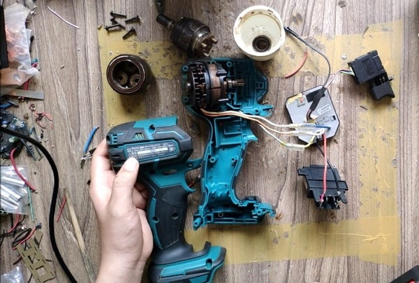 Các bước thay pin cho máy khoan 