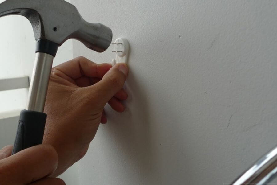 Chuẩn bị các dụng cụ cần thiết để khoan tường không cần dùng máy khoan