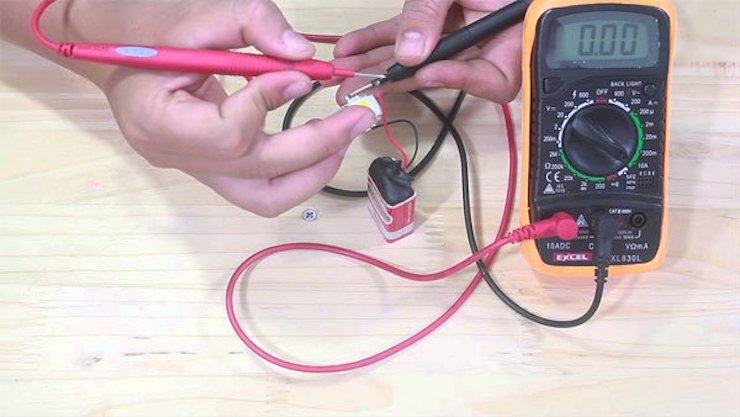 Sử dụng đồng hồ đo vạn năng để đo thông mạch.