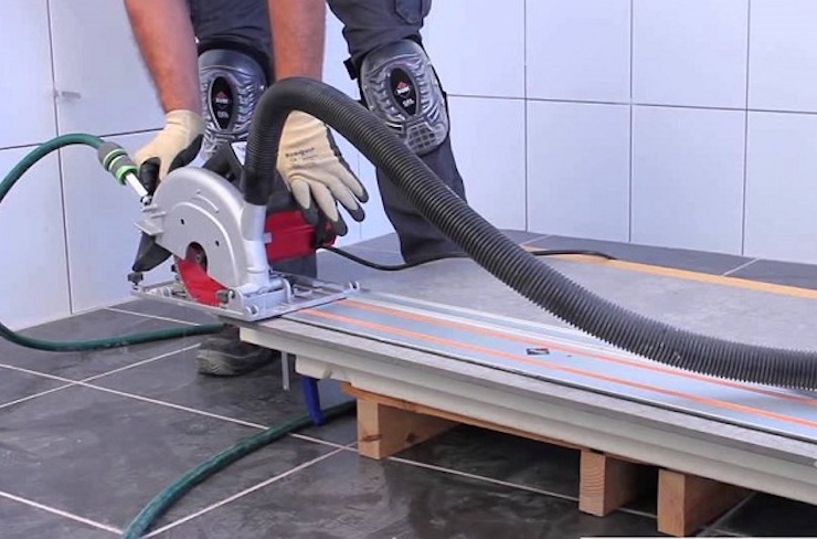 Cần tập trung cao độ khi thao tác trên máy cắt gạch để đảm bảo an toàn