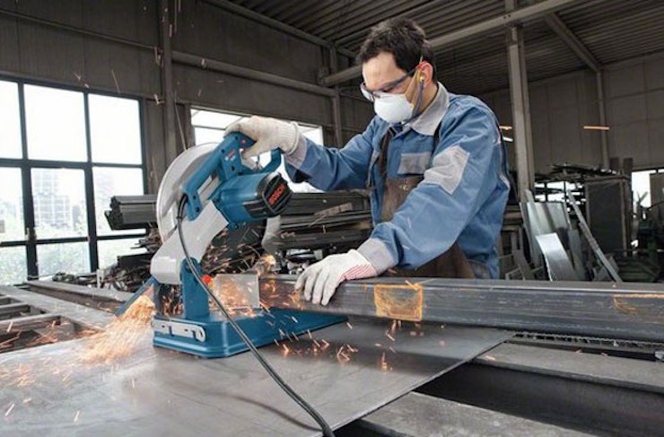 Máy cắt Bosch có khả năng cắt nhiều vật liệu như kim loại, gỗ, xốp, nhựa