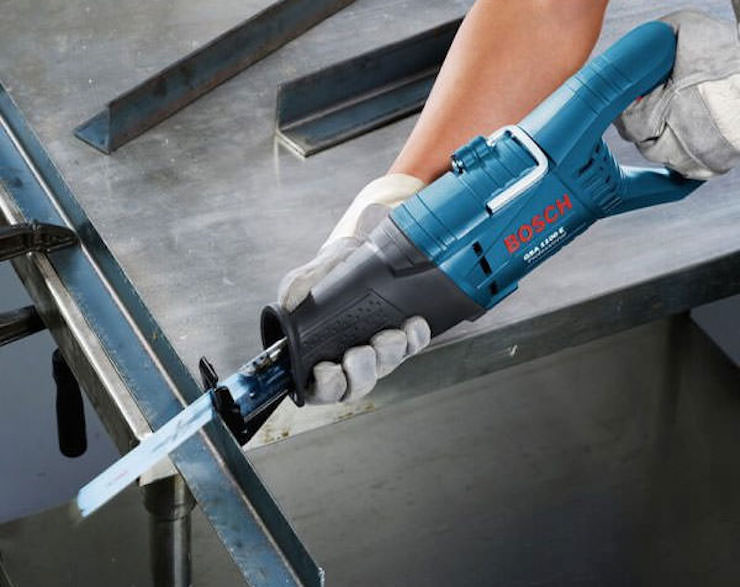 Dùng máy cưa sắt cầm tay vẫn có thể cắt sắt được