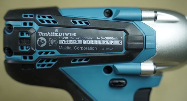 Thân máy vặn bu lông dùng pin của Makita.