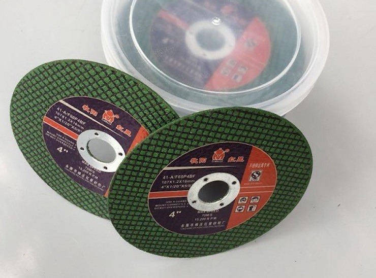 Đá cắt inox có mật độ hạt mài cao và rất sắc bén nên có thể cắt inox hiệu quả