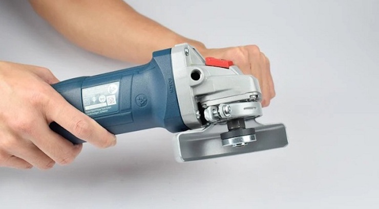 Đầu tiên, cần lắp vành chắn bảo vệ vào trục máy