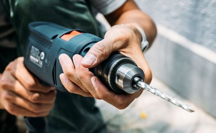 Không tháo lắp mũi khoan khi máy đang hoạt động