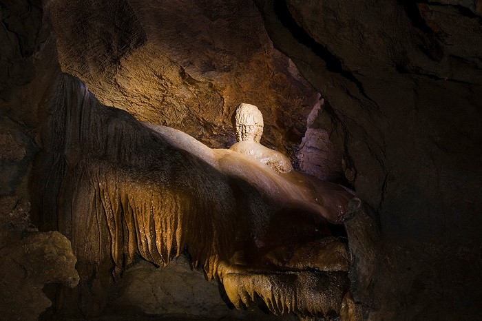 Hang Tối