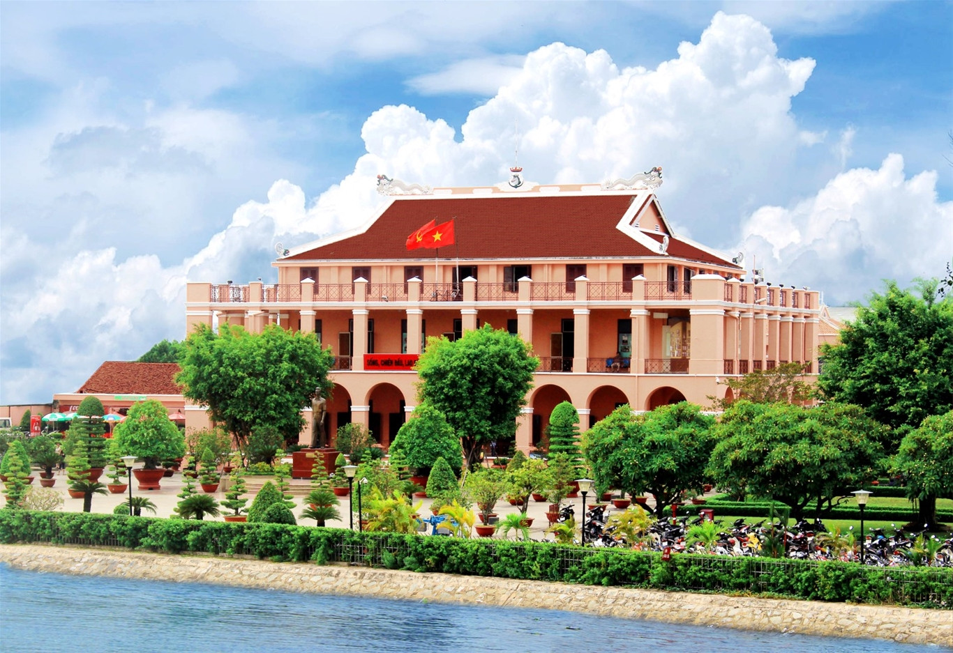 Bến nhà rồng bảo tàng Hồ Chí Minh