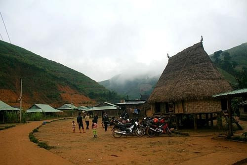 Làng Aur