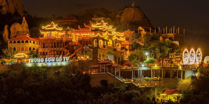 Chùa Trùng Sơn Cổ Tự về đêm