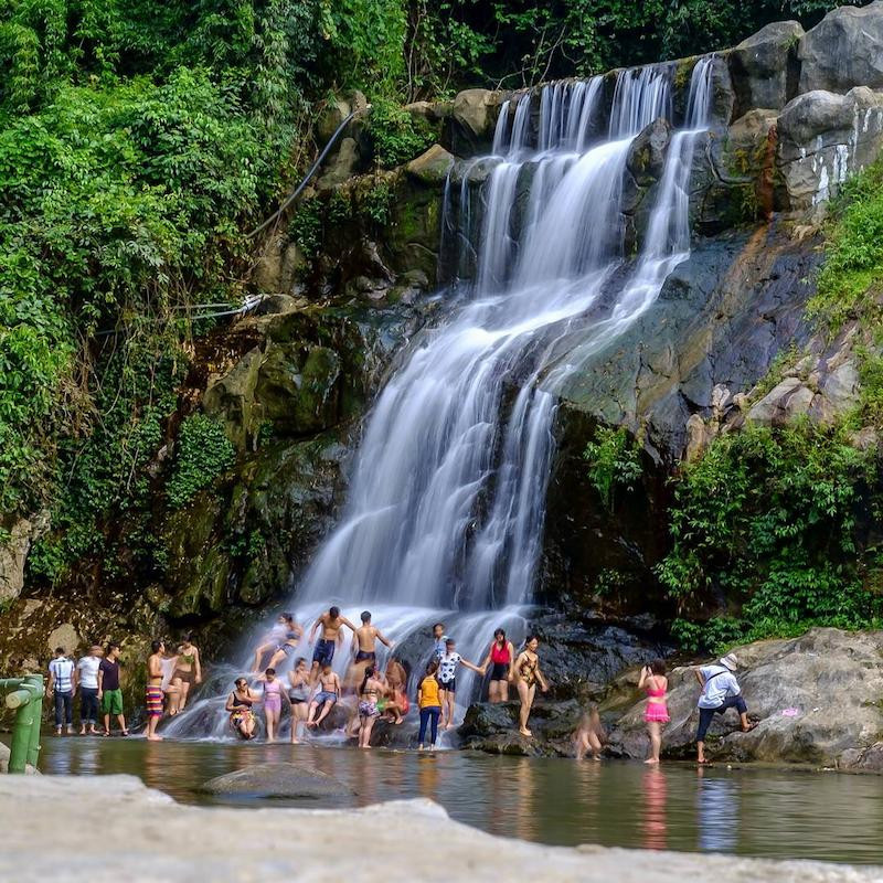 Tham quan suối thác Ao Vua