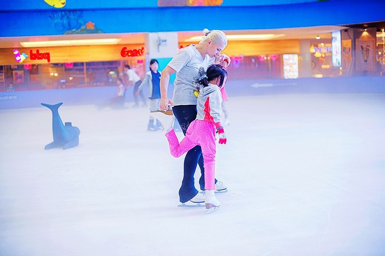 Vinpearlland Ice Rink Royal City  - Sân trượt băng chuẩn quốc tế