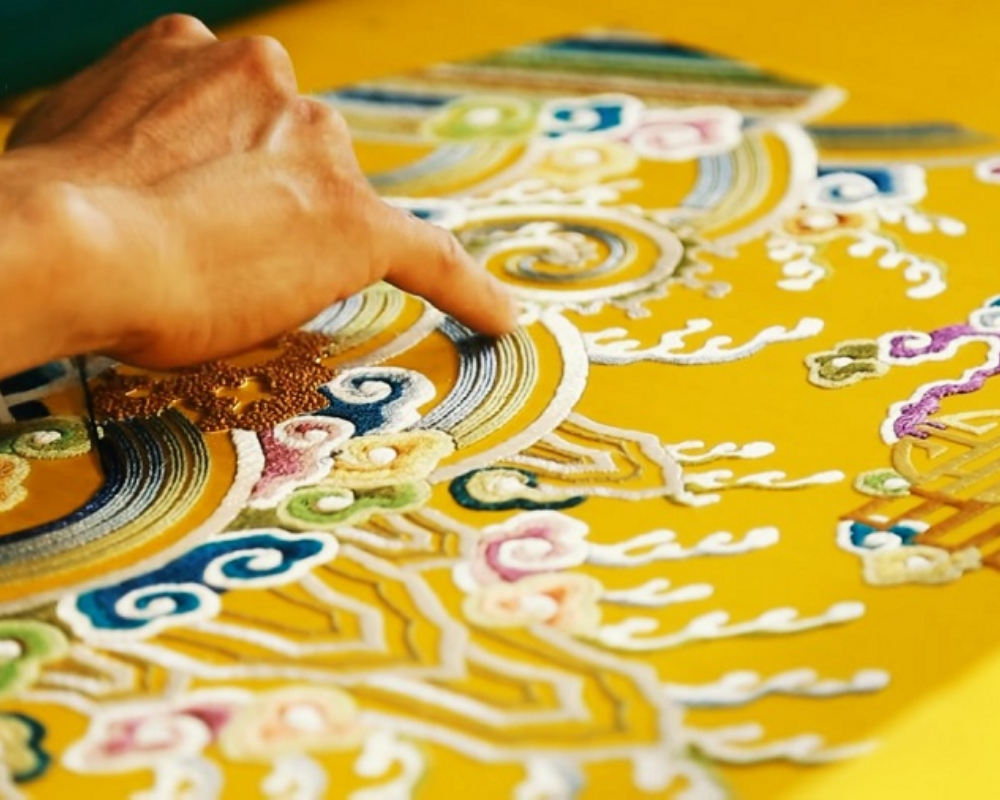 tranh-theu-quat-dong