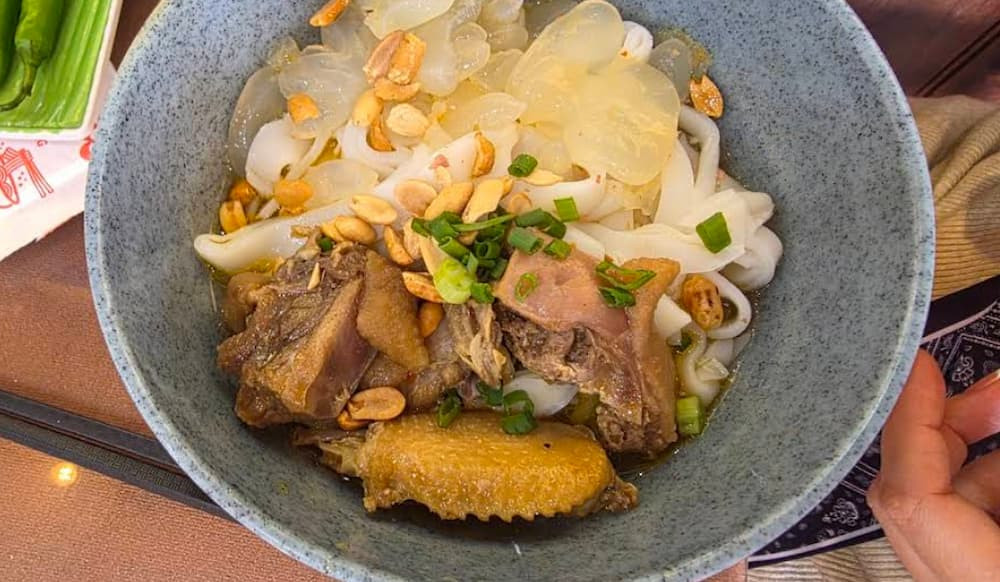   Tô mì Quảng đậm đà với tôm, thịt và bánh tráng giòn mang hương vị đặc trưng miền Trung | Nguồn: Gmap