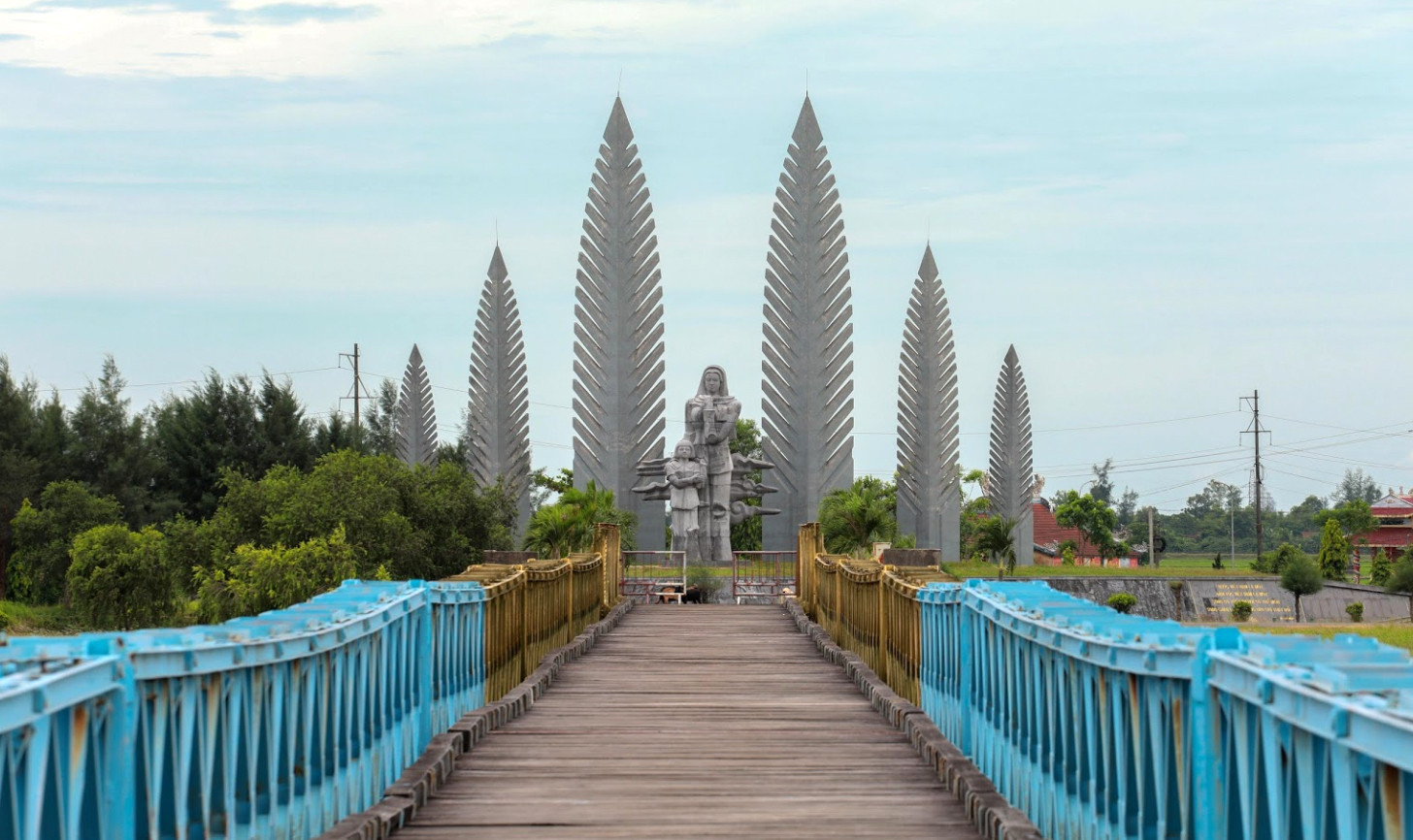 quang-tri-hien-luong-bridge-ben-hai-river